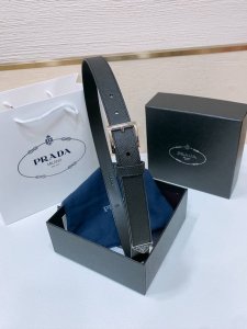 Prada 精致的腰带突显进口牛皮质感面料的优雅气质 饰以时尚的金色调金属搭扣和标志性的三角形徽标 腰带采用品牌标志性的Saffiano皮革打造 采用现代时尚潮
