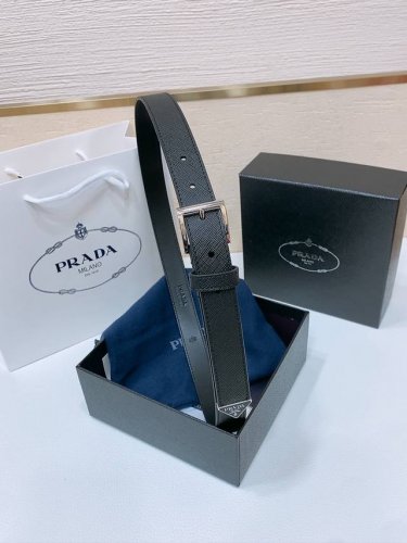 Prada 精致的腰带突显进口牛皮质感面料的优雅气质 饰以时尚的金色调金属搭扣和标志性的三角形徽标 腰带采用品牌标志性的Saffiano皮革打造 采用现代时尚潮