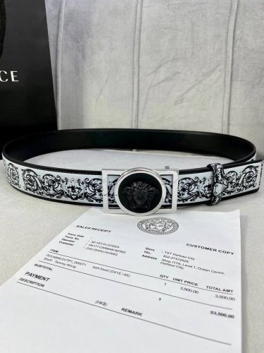 特 宽度4.0Cm Versace 范思哲 此款 Zzo腰带采用牛皮革面料制作，并饰有le Classique图案印花和标志性的美杜莎五金配件。