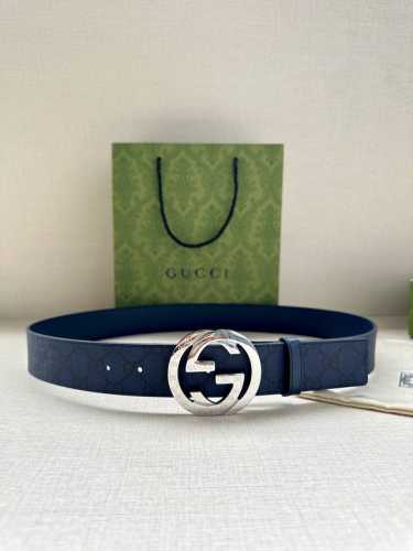 宽度3.8Cm Gucci 这款双面腰带巧妙融合gg Supreme帆布与头层品牌纹理材质，演绎历久弥新的实用设计理念。富有辨识度的双g配件再现典藏搭配，诠释当
