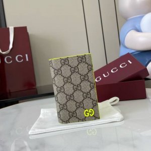 顶配版 这款双色卡片夹是2025早秋系列的一款力作。此单品以Gg Supreme帆布匠心打造，配以撞色皮革滚边，缀饰陶瓷效果Gg细节。 米色和深棕色Gg Sup