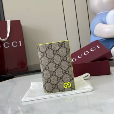 顶配版 这款双色卡片夹是2025早秋系列的一款力作。此单品以Gg Supreme帆布匠心打造，配以撞色皮革滚边，缀饰陶瓷效果Gg细节。 米色和深棕色Gg Sup