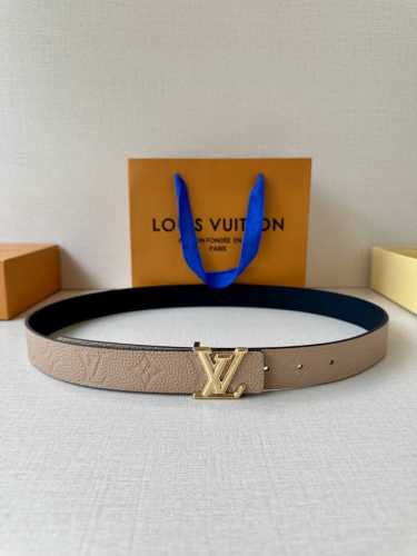 本款 3.0宽 Lv Iconic 双面腰带拼合 Monogram Empreinte 皮革和柔软牛皮革，与路易威登皮具系列单品搭配相宜 30 X 80 厘米