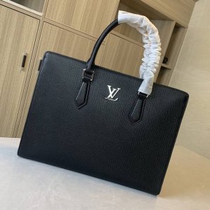 顶级专柜老鼠高端狠货 最新火爆款Lv3拉链隔层手提公文包火爆款大量出货啦,叫嚣专柜货顶级原单货纸上谈兵吹牛皮的咱不会，请让狠货说话。款式可以复制抄袭，材料做工骗
