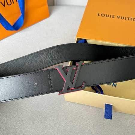 L0Uis Vuitt0N 專櫃最新升級版本 寬度40Mm 原廠荔枝紋面内衬進口柔軟小牛皮底 搭配新型字母搭扣 百搭易襯 - 点击图像关闭