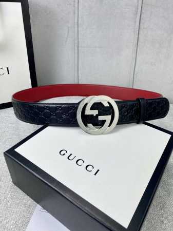 带宽4.0Cm Gucci 互扣式双G腰带，采用热压印技术的Gucci Signature皮革精制而成，巧妙搭配枣红色头层牛皮 触感厚实，印花图案清晰分明。五金 - 点击图像关闭
