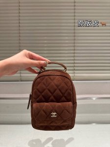 头层皮 Chanel 超Mini 双肩背包 上新的时候看到 实物 就知道他要火了 现货供不应求 这一季度的王炸 解放双手的利器 尺寸13.18Cm
