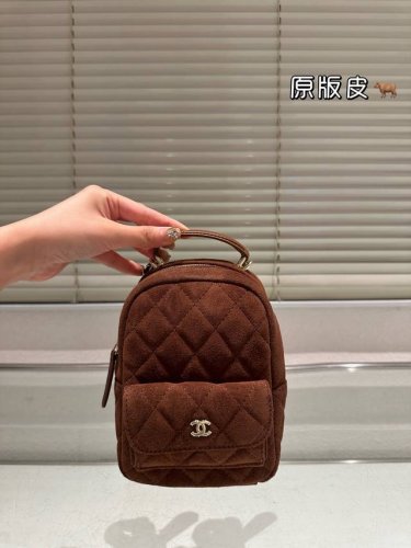 头层皮 Chanel 超Mini 双肩背包 上新的时候看到 实物 就知道他要火了 现货供不应求 这一季度的王炸 解放双手的利器 尺寸13.18Cm