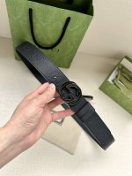 特 Gucci 宽度4.0Cm每一季，品牌典藏设计中的标志性元素都会吐故纳新，为经典注入新意。Guccio Gucci字母交织图案巧妙融入纹理和材质，以印花压纹
