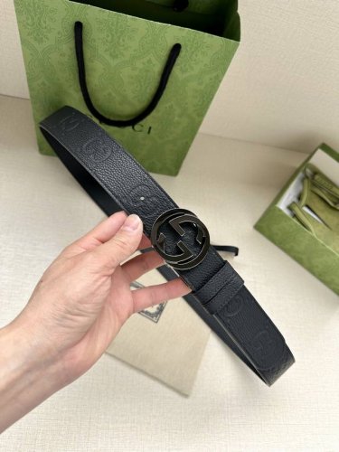 特 Gucci 宽度4.0Cm每一季，品牌典藏设计中的标志性元素都会吐故纳新，为经典注入新意。Guccio Gucci字母交织图案巧妙融入纹理和材质，以印花压纹