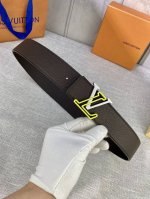 特 4.0宽以品牌经典Taiga皮革打造，这款休闲、易搭配的皮带缀以对比色革边染色，跟我们最新皮具设计搭配，既前卫，又时尚。