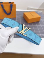 特 寬：40Mm 驢家新品 雙面均可使用 一面為柔軟的十字紋小牛皮 另一面配以色彩繽紛的帆布製作 全新字母搭扣設計與腰帶搭配相呼應 成為獨特的亮眼之作！