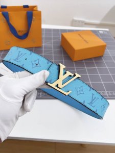特 寬：40Mm 驢家新品 雙面均可使用 一面為柔軟的十字紋小牛皮 另一面配以色彩繽紛的帆布製作 全新字母搭扣設計與腰帶搭配相呼應 成為獨特的亮眼之作！