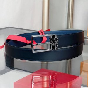 特 P160 。双面可调式Gancini皮带 这款皮带优雅奢华，是令人过目难忘的Ferragamo经典之作。采用天然粒纹牛皮制成，复古金色Gancini扣饰与镌