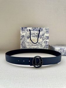 特 Dior 这款 35毫米双面腰带结合典雅气质与摩登风范。一面则采用迪奥灰粒面牛皮革，另一面则采用同色调压花 Cd Icon 标志。长度可调节，可搭配各式 3