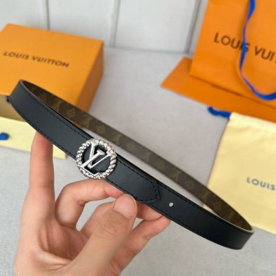 特 寬度：20mm Lv S-Lock系列 寬度20mm 驢家法國驢女士腰帶 全新風格定制帆布面料襯托細膩的進口小牛皮 全新設計搭扣 融入字母和花卉图案 与腰带