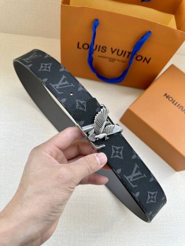 特 Lv Line 40 毫米双面腰带令 Monogram Eclipse Reverse 帆布和无纹牛皮革各持一面，Lv Line 搭扣的创意巧思，于昼夜场合