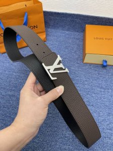 品牌Lv 4.0Cm 描述这款饰有Lv带扣的腰带配以水牛皮衬里，覆以Monogram 牛皮。展现细腻的品牌特质，是牛仔裤的理想配件 Lv字母带扣 Monogra