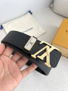 品名： Lv..路易..威登腰带皮带原单P200 型号：挂扣，经典纯钢材质面字母挂扣，头层牛皮，图片实物拍摄 材料：头层牛皮，挂扣系列，纯钢材质扣头，钯镀电镀工