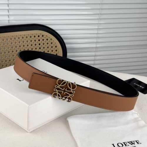 Loewe罗意W。 经典款！平纹小牛皮腰带 双面均可佩戴。 字母组合平滑扣、手工细致精巧 3.5Cm