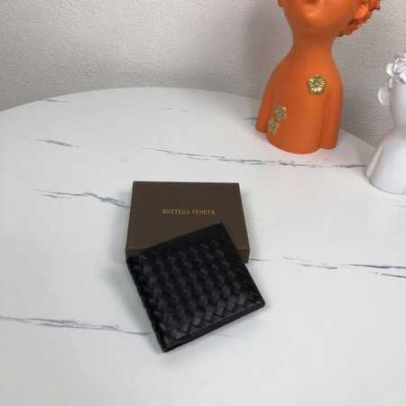 Bv编织钱夹 短款 采用顶级进口打蜡牛皮 纯手工编织 绵绵有序 时尚简约 卓越手工 内设8卡位型号：1730-1# 小号编织 颜色：黑色，尺寸：11.5*10* - 点击图像关闭