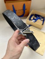 lv Speed 双面腰带借由金属搭扣的反差色彩洋溢动感格调，可为牛仔造型或商务着装平添潮流意味。Monogram 帆布和柔滑牛皮革提供多种搭配选择