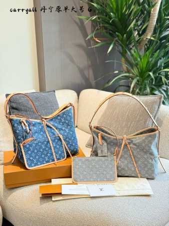 蓝色 灰色 Lv新款牛仔Carryall太顶 3月中才刚刚发售的灰牛仔Carryall 这组合就是妥妥的顶流哇 随性慵懒就不用说了，肩带的铆钉更是帅我一脸经典老 - 点击图像关闭