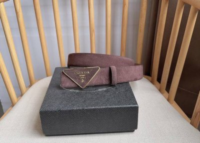 prada 普拉达 专柜最新款 这款柔软的绒面皮革腰带设计简约精致 三角形徽标金属搭扣为现代配饰画龙点睛 别具一格的特色和现代感 呈现精致质感 宽:3.5Cm