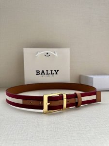 p210 Bally(巴利) 专柜新款 男士休闲布配皮双用腰带 宽3.4Cm这款帆布腰带饰以蓝色和奶油色迷幻火车条纹，搭配土黄底 经典针扣 搭扣更显纤细，采用钛