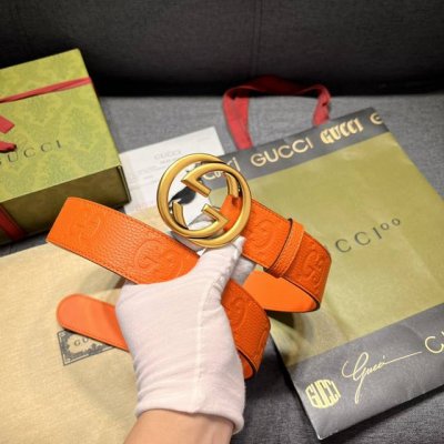 特 古奇 宽4.0Cm 新款 典藏细节与现代元素为gucci新推系列增添吸睛亮点。巧妙融入经典字母交织造型配件，以此致敬品牌创始人guccio Gucci先生。