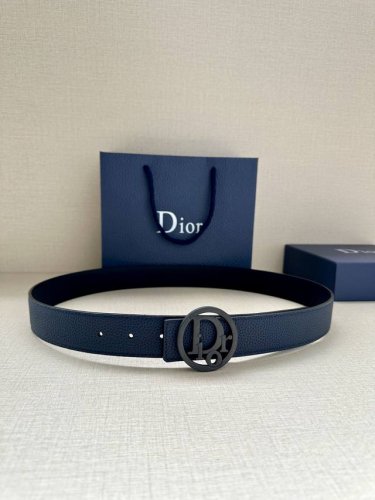 宽度3.5Cm 这款白金色饰面黄铜腰带扣采用“Cd”标志点缀，镌刻有 Dior Oblique 图案，经典元素呈现本季全新风采。设计精巧，可与各式 35 毫米腰
