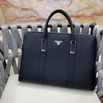 P家进口双色效果皮、市场所谓的强势款 独家最领先、带密码锁档次是顶尖的 趋势是所谓的 [奋斗][奋斗][奋斗]尺寸：40-29-10颜色：黑色 细节决定一切、型