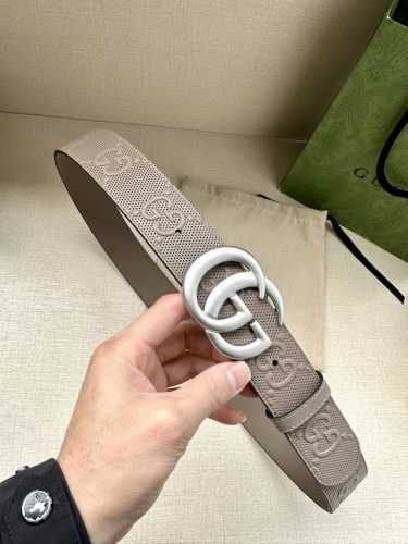 宽度4.0Cm Gucci 这款单品将品牌的过去与未来贯通在一起，以现代风格的全新设计诠释了经典设计元素。Guccio Gucci字母交织图案巧妙融入纹理和材质