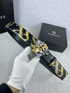 宽度3.8Cm Versace 范思哲 此款个性腰带由小牛皮制成，饰有链条印花，并配有标志性美杜莎五金搭扣配件。