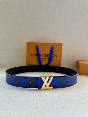 特 本款4.0宽 Lv Initiales 双面腰带出自 春夏男装秀场，为 Damier Pop 帆布浸染潮流新色，翻转可见光滑素雅牛皮革。Lv 字母搭扣与崭新