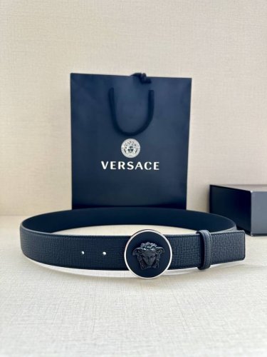 特P200 Versace宽度3.8Cm 此款腰带由优质纹理牛皮制成，饰有La Greca彰显个性设计。该铆钉腰带饰有La Greca五金搭扣配件，打造Vers