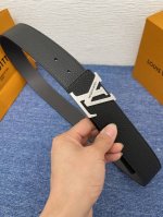 lv Dimension 4.0双面腰带将经典格调引入新颖尺幅设计。皮革压印 Lv 字母和 Monogram 花卉，与纤秀 Lv 字母搭扣相映成趣，令品牌标识低