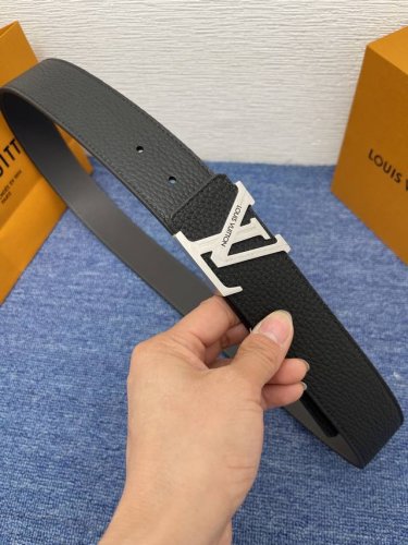 lv Dimension 4.0双面腰带将经典格调引入新颖尺幅设计。皮革压印 Lv 字母和 Monogram 花卉，与纤秀 Lv 字母搭扣相映成趣，令品牌标识低