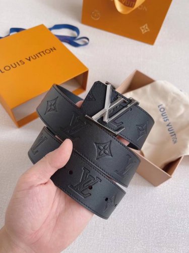 lv 此款以天然小牛皮搭配路易威登特色设计元素的Lv Pyramide 腰带，时尚新潮，尽显品牌个性。小牛皮材质，饰有路易威登标志性的Monogram压纹。Lv