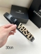 特P190 Versace宽度3.0Cm 此款腰带由优质皮革制成，饰有La Greca彰显个性设计。该铆钉腰带饰有La Greca五金搭扣配件，打造Versac