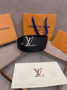 Lv Initiales Blason 40 毫米双面腰带诠释创意总监 Pharrell Williams 对品牌传统与摩登风尚的热忱。柔软皮革外层点缀的 Lv