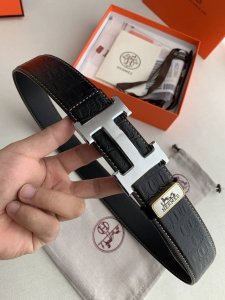 品名： 爱玛仕.Hermes原单 型号：双面使用挂扣，图片实物拍摄 材料：双面头层牛皮，挂扣系列，纯钢质扣头，经典H扣头，钯镀电镀工艺永不掉色。带身可双面使用，
