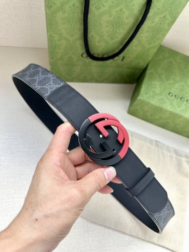 宽度4.0Cm Gucci 这款腰带在品牌系列中惊艳亮相，采用以经典颜色 乌木色组合呈现的品牌双G字母交织图案，与选用头层牛皮材质相得益彰。双色五金效果，突显时
