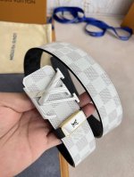 品名： Lv..路易..威登腰带皮带原单 型号：挂扣，经典纯钢材质挂扣，头层牛皮，图片实物拍摄 材料：头层牛皮，挂扣系列，纯钢材质扣头，钯镀电镀工艺永不掉色。原