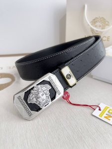 品名：Versace.范思哲原单腰带 皮带 型号：挂扣，经典人头纯钢材质扣头，头层牛皮，图片实物拍摄 材料：百分百头层牛皮，保证真皮。24K纯钢扣双面可用专柜同