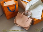 配盒 Size：25*20Cm 小 真的是太高级啦！ 新款颜色L家 Onthego 托特包 托特包真的好好看~ 手拎 斜挎都可以~