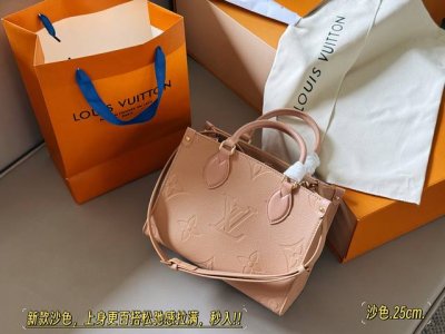 配盒 Size：25*20Cm 小 真的是太高级啦！ 新款颜色L家 Onthego 托特包 托特包真的好好看~ 手拎 斜挎都可以~