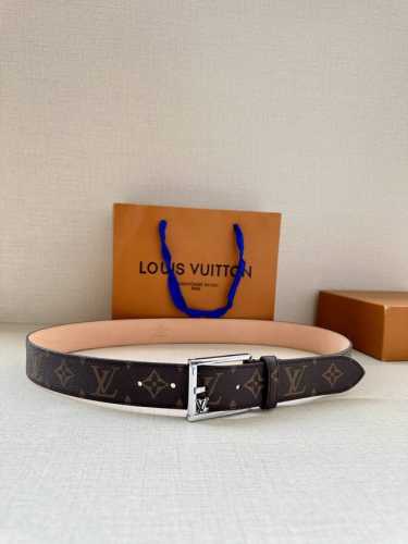 本款3.4宽腰带取材路易威登经典 Monogram 帆布，为圆润搭扣镂刻 Lv 字母 Monogram 帆布 正绒面革内衬 金属件 搭扣镂刻 Lv 字母
