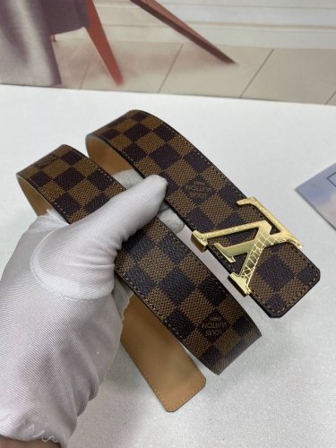 Lv：男士腰带 原单面料,內衬头层牛皮磨砂底，搭配原单扣.带扣和牛仔装相得益彰，彰显一派休闲气息.专柜宽度4.0 配全套包装礼盒