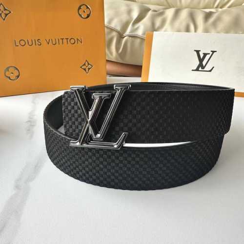 原版包裝 L0Uis Vuitt0N 專櫃最新升級版本 寬度40Mm 原廠小牛皮面壓刻有小格子圖案效果 進口柔軟小牛皮底 搭配新型字母搭扣 百搭易襯！
